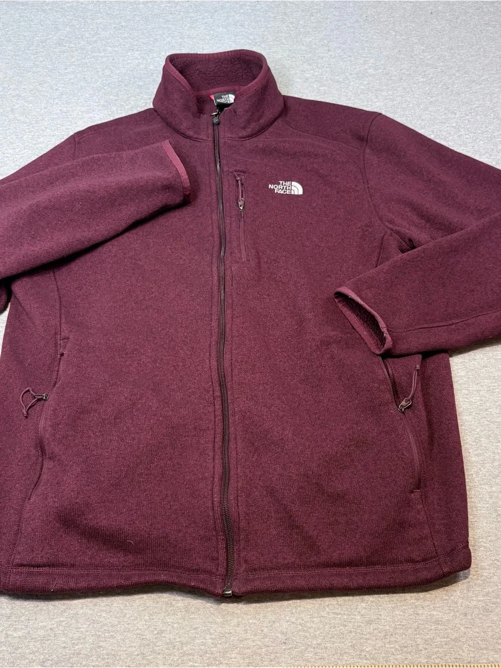 The North Face Men’s Gordon Lyons Burgundy full zip up fleece jacket. Size xl